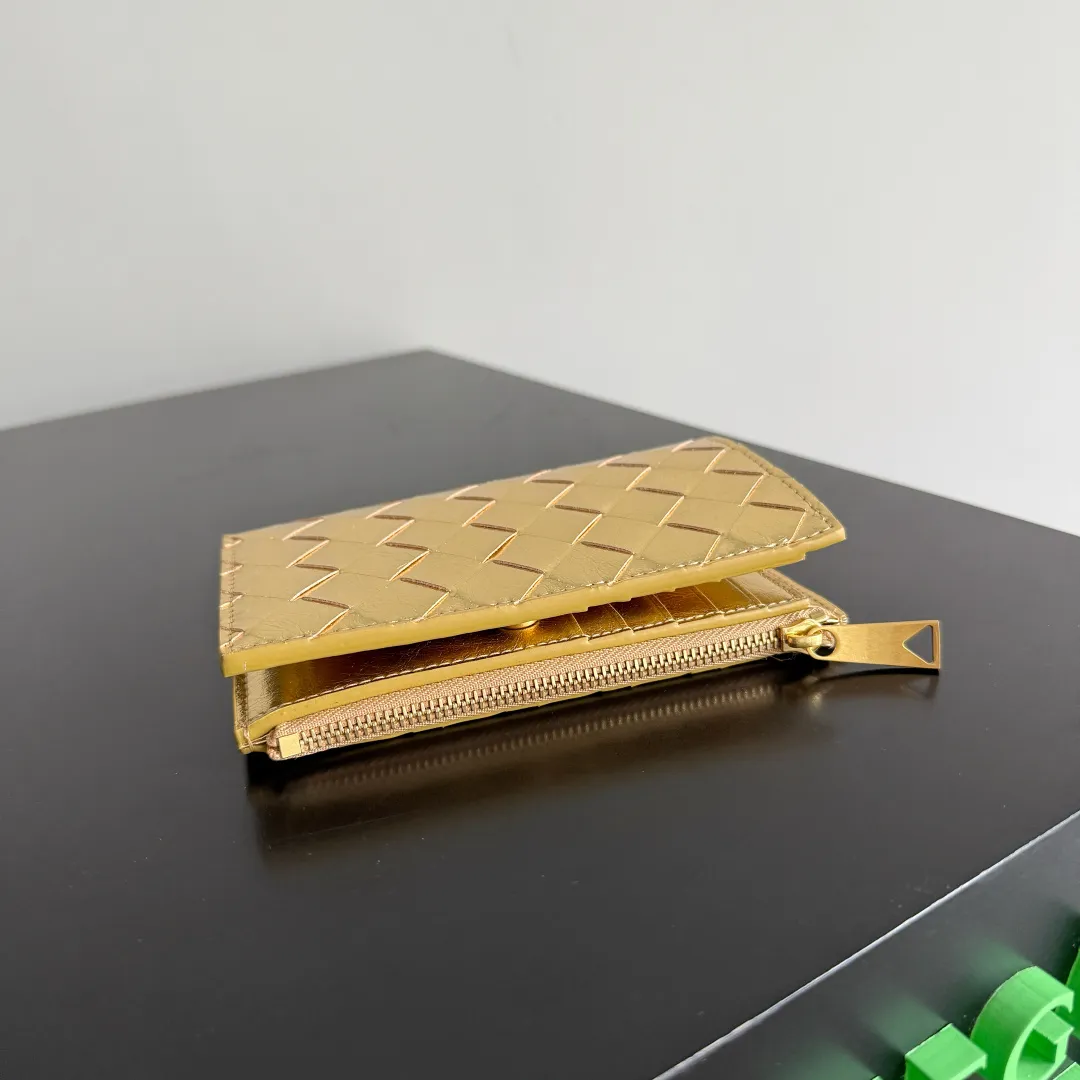 Batch 960 of BOTTEGA VENETA’s new woven small wallets are now shipping! ! ! 🥰🥰Made of carefully selected first-layer sheepskin fabric, this small luxury wallet has an elegant appearance and is also full of practicality. It can store change, driver's license and various cards at the same time. It is so small that it can be put in your pocket and carried with you. It is really convenient [Applause][Applause] Style No.: 667468 Size: 14.5*9.3*2cm